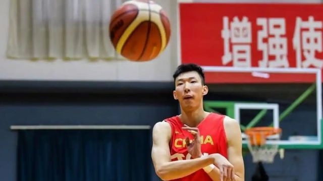 两场世预赛过后，胡明轩等5名球员或无缘国家队，周琦留队查看