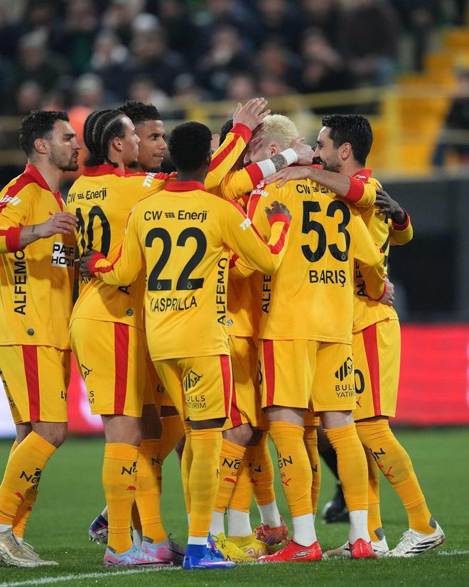 官方：加拉塔萨雷因球迷燃放烟火、投掷杂物等被罚款4万欧