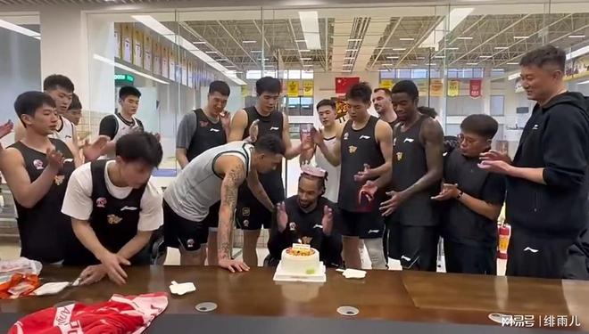 不装了！萨林杰离队已成定局，广东队锁定护框型蓝领大外援！