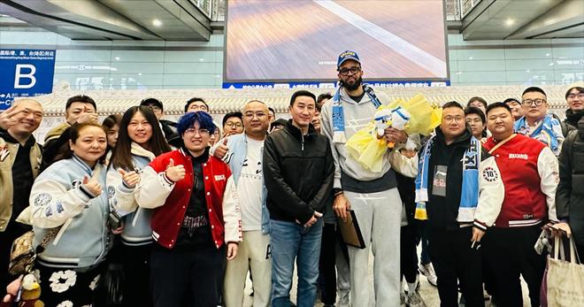 周琦新帮手！2米13中锋签约北京，上海外援不敢嚣张，杜锋心凉了