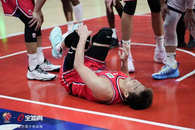 郭艾伦最新伤情报告！左膝前交叉韧带断了，提前赛季报销，太惨了