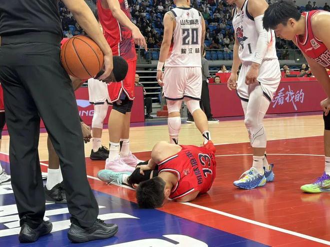 WOC！郭艾伦！是膝盖啊…