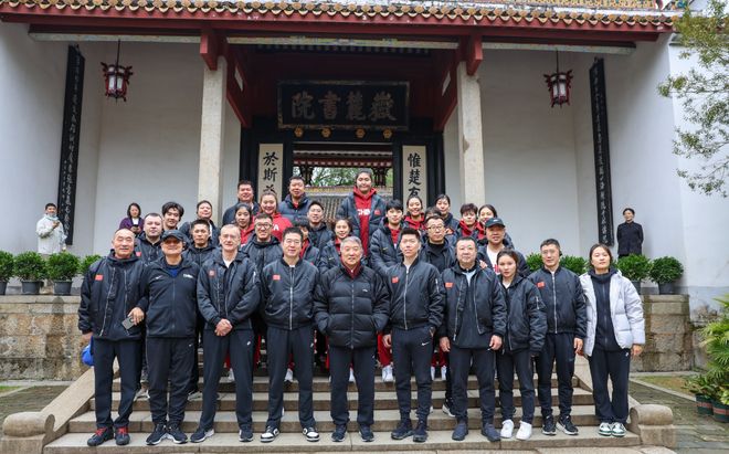 再请大郅！宫鲁鸣邀传奇特训张子宇刘禹彤 他能助女篮力挽狂澜吗