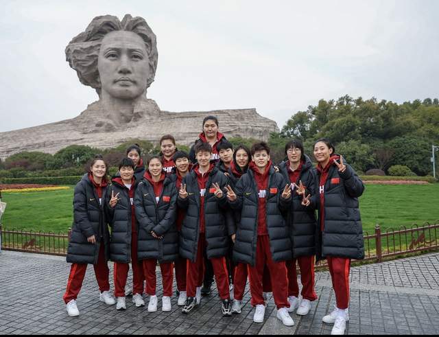 高海拔！2米16王治郅和2米26张子宇同框！中国女篮最新全家福出炉