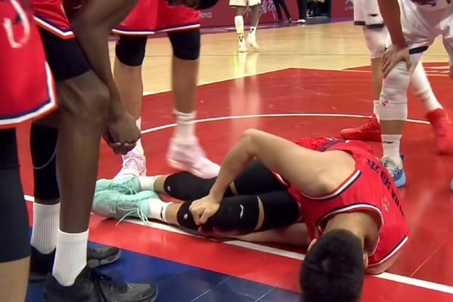 看着心酸！郭艾伦膝伤倒地不起，一度仰天痛哭，但愿不是大伤！