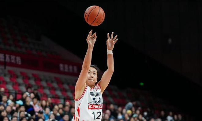 轰26+7进四强！中国女篮33岁1米91王牌前锋真稳：宫鲁鸣该带她？