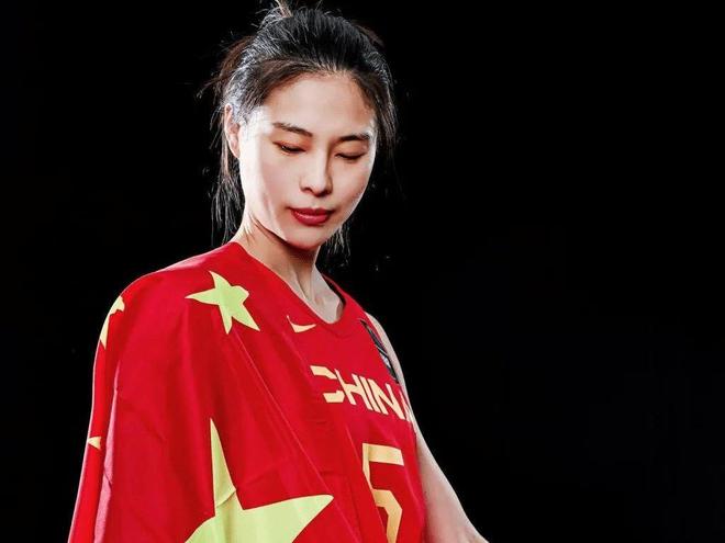 王思雨轰 21 分独木难支年轻球员集体拉胯，女篮赢球却无半点可喜