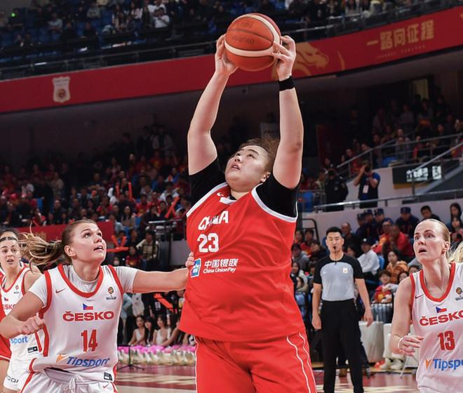 媒体人：中国女篮世界杯预选赛12人名单确定，刘禹彤落选