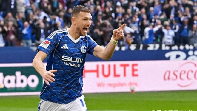 5球3助！哲科状态火热，助沙尔克04领跑德乙冲甲之路