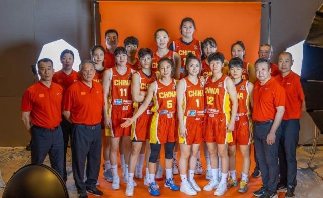 中国女篮定妆照出炉！刘禹彤确定落选张子宇最抢眼