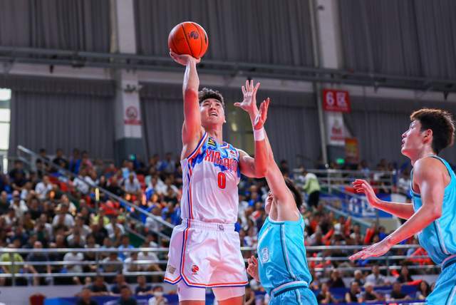 冲击季后赛难了！新疆男篮三大主力连续赛季报销，格兰也无能为力