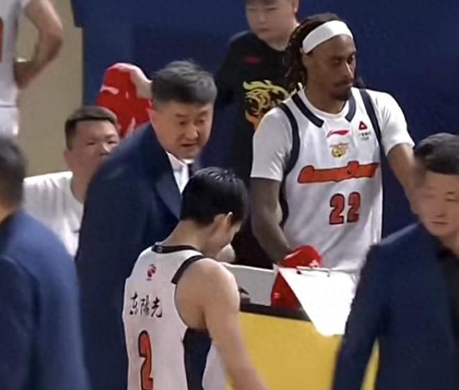 不是张皓嘉！不是杜润旺！杜锋训斥2人10中0，奎因失误徐杰挨批