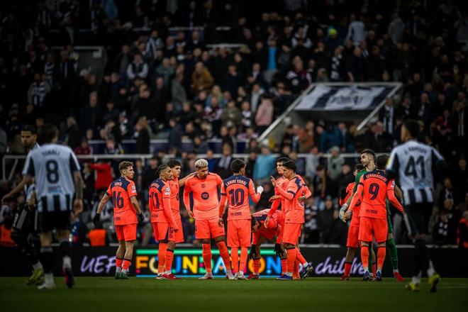 巴萨此前6次欧冠淘汰赛首回合客场1-1战平，其中5次晋级