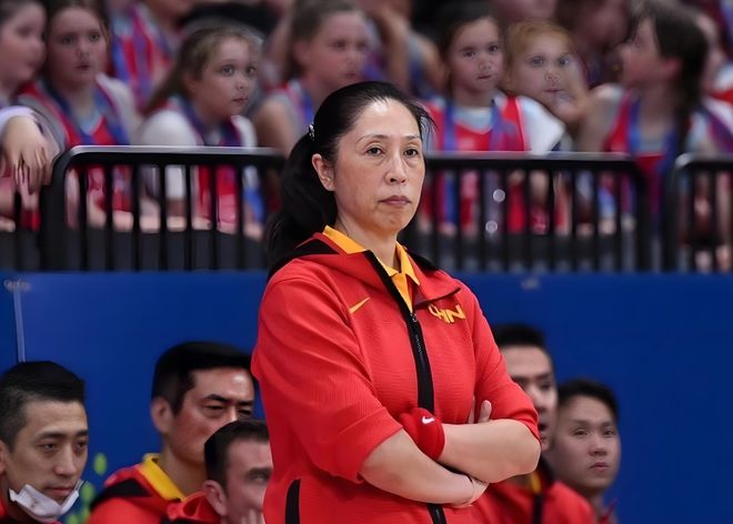 连续3次打成2+1！轰21+11，郑薇点赞女篮2米01中锋：打出了特点