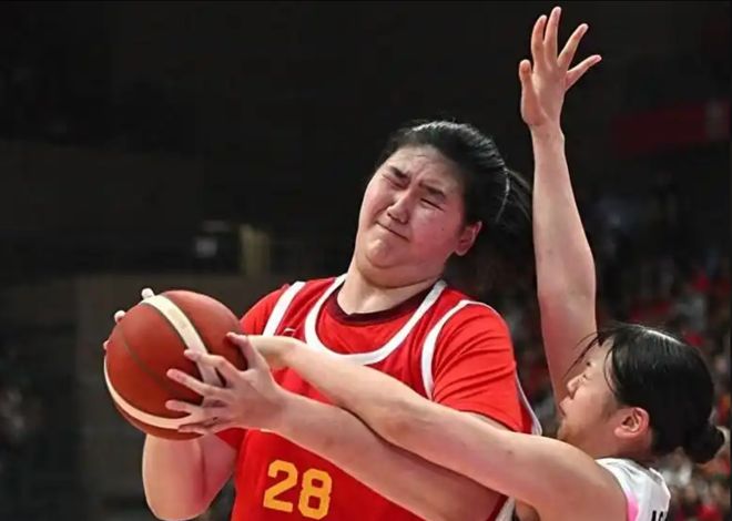 数据漂亮但作用有限！女篮天才罚球3中0，球迷：换刘禹彤多好