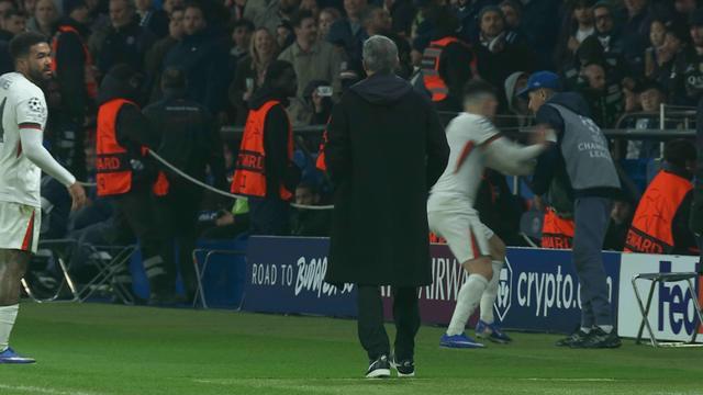 切尔西2-5惨败巴黎！内托怒推球童引冲突，致敬阿扎尔？