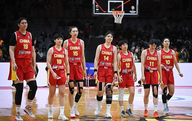 让人心疼！女篮输比利时15分，张子宇成唯一亮点，郑薇与全队拥抱