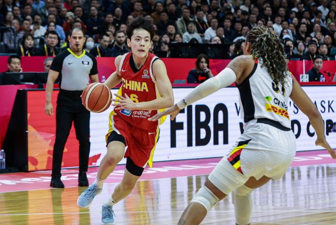 女篮队长杨舒予10中3：仅7+3+4+2+1 下半场4中0遭冻结