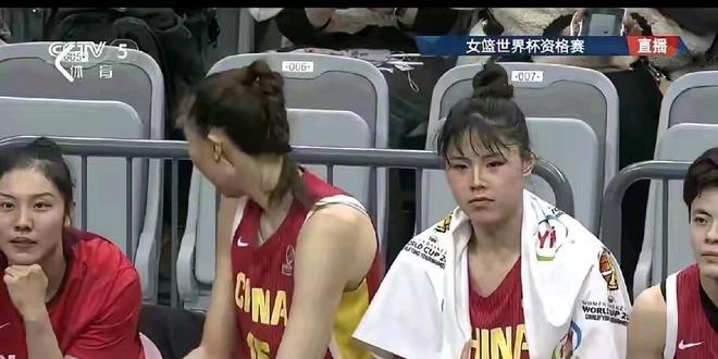 光高度有何用？全场11中2，6分5板+上篮不中，球迷：用刘禹彤换她