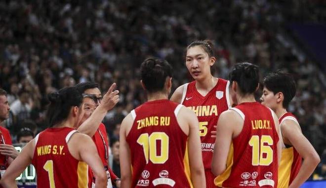中国女篮15分惨败揪出最差球员！她上场15分钟 0分5失误 打的真差