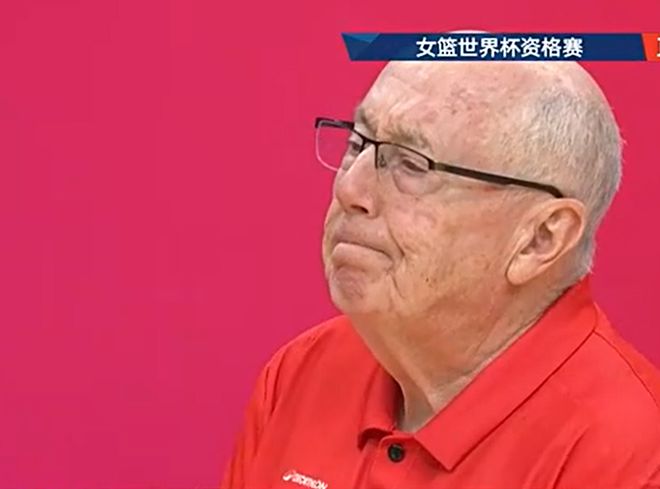 比利时主教练锡伯杜，点赞中国女篮1人：篮下功夫十分厉害