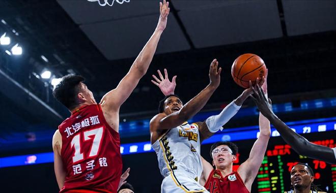 超级外援受伤！归期未定，将影响CBA争冠格局