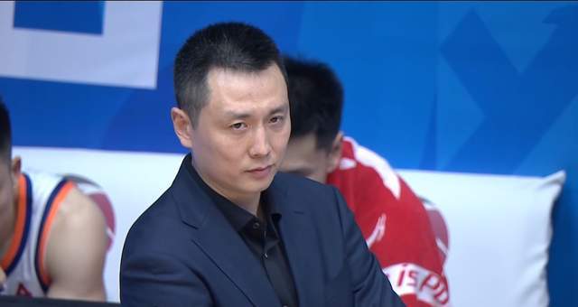 50分大胜，上海男篮稳坐榜首位置 张镇麟10分献暴扣 4外援齐爆发