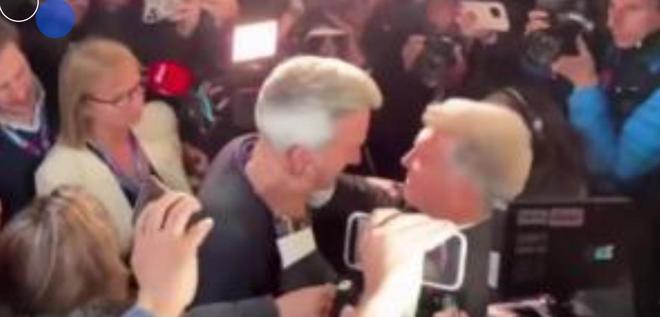 丰特和拉波尔塔相拥：巴萨万岁，加泰罗尼亚万岁，去赢得欧冠