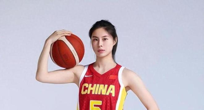 中国女篮战胜捷克女篮！听听各界媒体专家怎么说，苏群一针见血