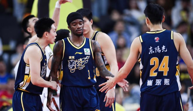 破案！第3节追到差9分，杜锋却撤下萨姆纳的原因找到，奎因要背锅