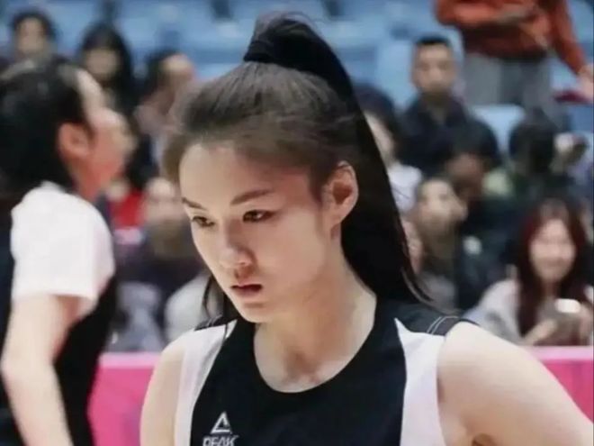 辜负宫鲁鸣！女篮新扛旗人5中1+3失误，球迷：还不如李缘
