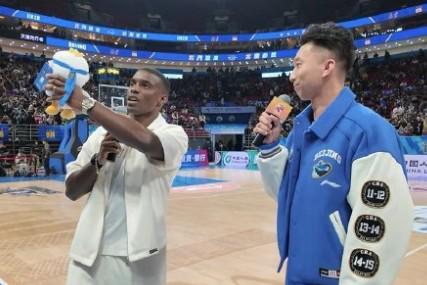 法比奥现身首钢男篮主场观赛，中场休息时带领观众为球队加油