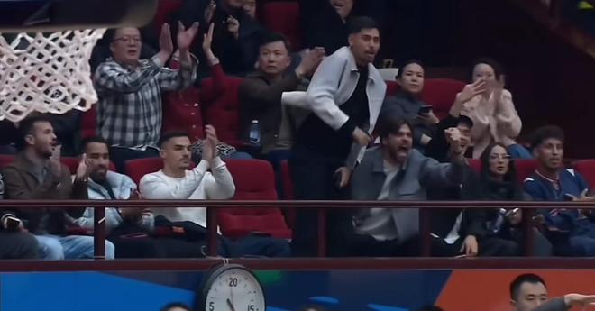 足篮联动，泰山队7名球员现场为山东高速男篮加油助威