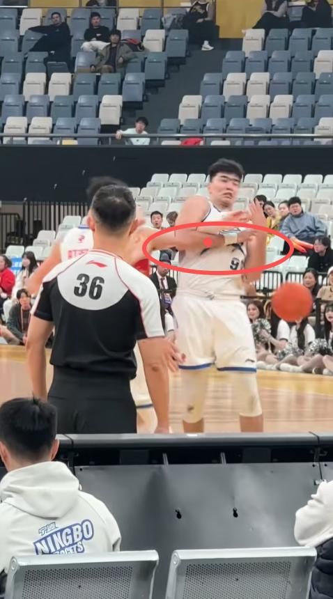 国家队内支柱遭暗算！胡金秋被打到重伤，打人者球商拉胯还是惯犯