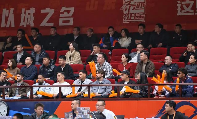 瓦科克雷桑等现场见证邱彪率队惨败，山东男篮可向泰山队学习一点