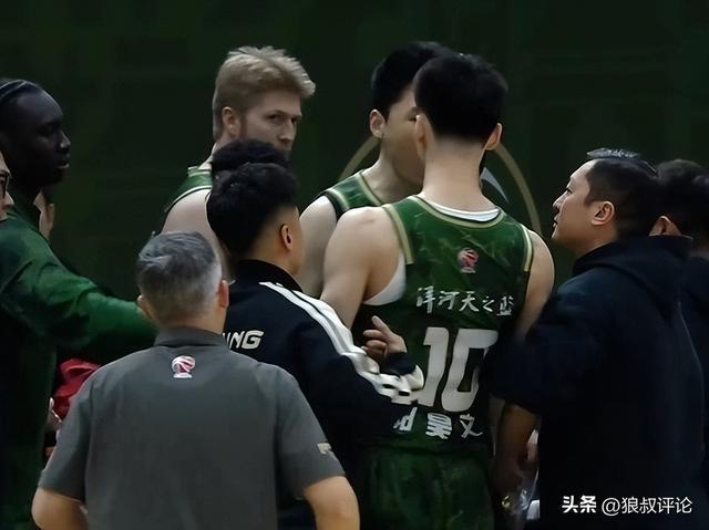 主场爆发内讧！南京同曦主帅：比赛出现了突发情况 我们做一些调整