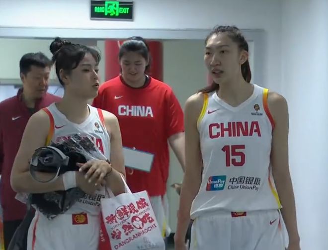 女篮退场四塔同框！李月汝韩旭互相沟通，王治郅指导张子宇！