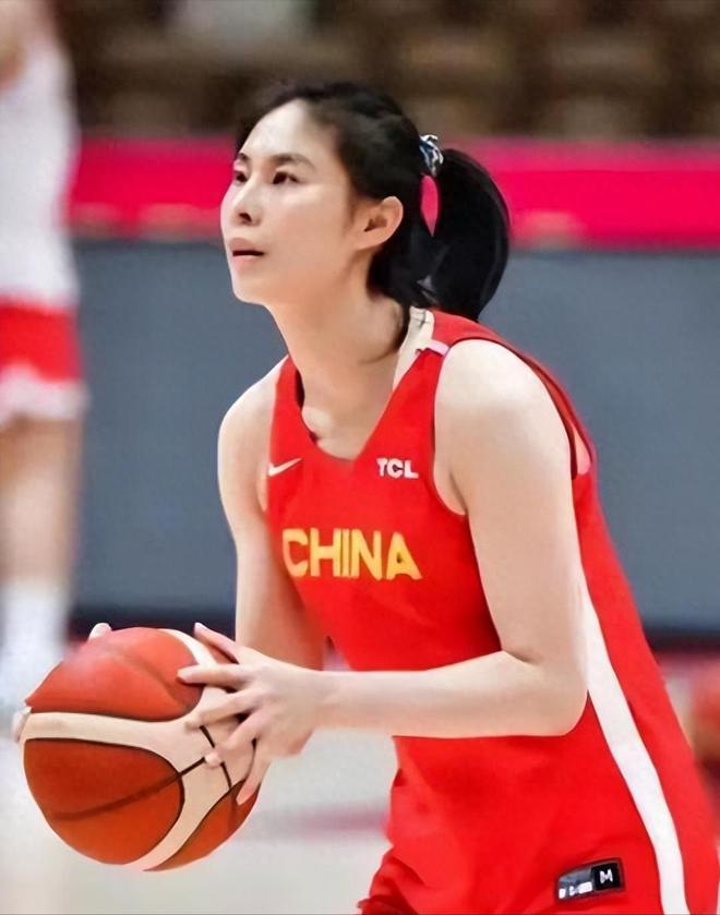 父亲是篮球名帅，她是女篮一枝花，退役当教授，如今徒弟为国争光