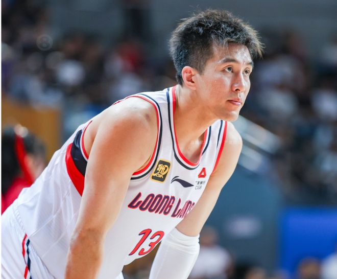 心疼!郭艾伦北医三院做完左膝手术报平安,麻药刚过劲疼得嘴直哆嗦