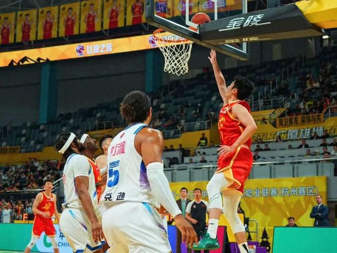 CBA再现暴力伤人！胡金秋惨遭卸胳膊，球迷：要毁了中国篮球吗