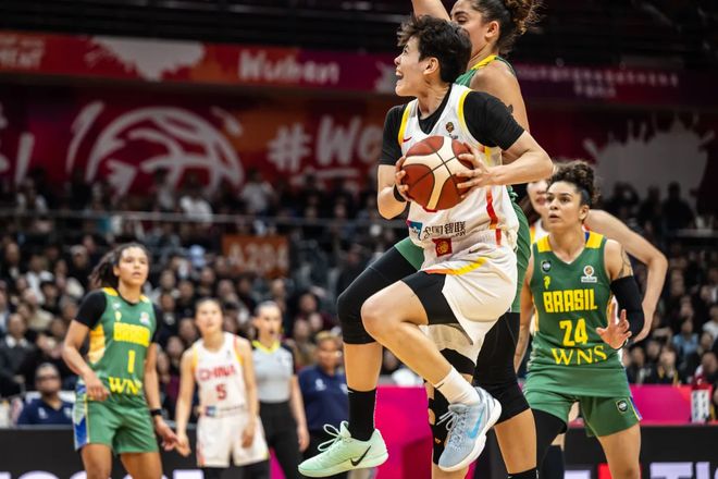 进最佳阵容！中国女篮24岁王牌进化：2大数据全队第1，又帅又能打