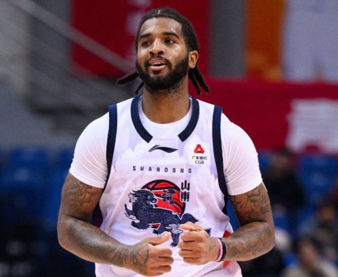 输球又输人！山东外援骂上海球迷，引发混乱：CBA将会送上罚单