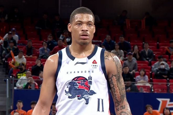 山东男篮完败上海，三成得分来自罚球，小将王证11分成难得亮点