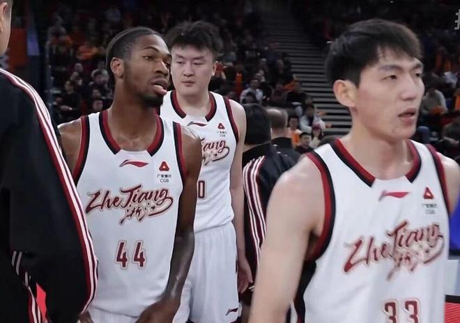 浙江男篮爆冷输给同曦，青岛男篮33分大胜江苏，深圳男篮轻取天津