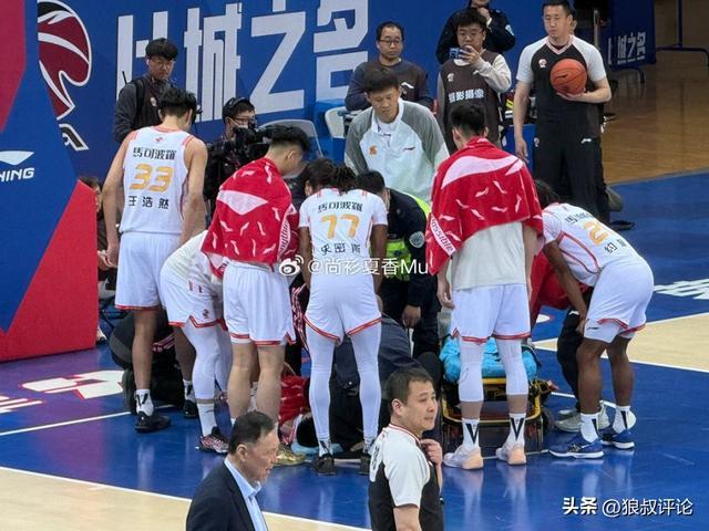 深圳官方：冯熙瑞在对抗中不慎受伤痛苦倒地 正紧急前往医院做检查