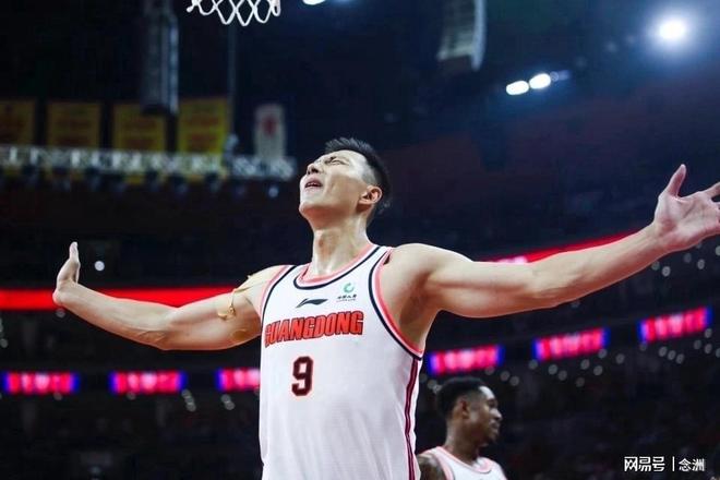 易建联复出！连续公开亮相+打高尔夫 彻底摆脱风波 罕见露笑容