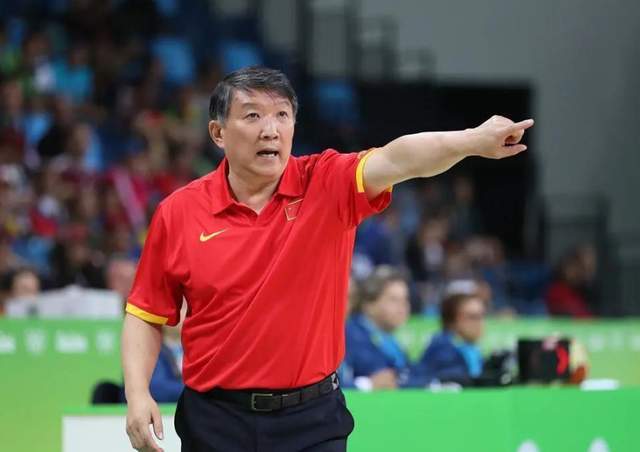 取代宫鲁鸣，重掌中国女篮？央视点名，功勋表态，曾执教女篮15年