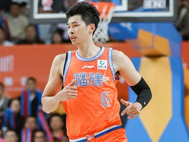 该进国家队！面对周琦麦基独揽25分10板，球迷：你比曾凡博强2档