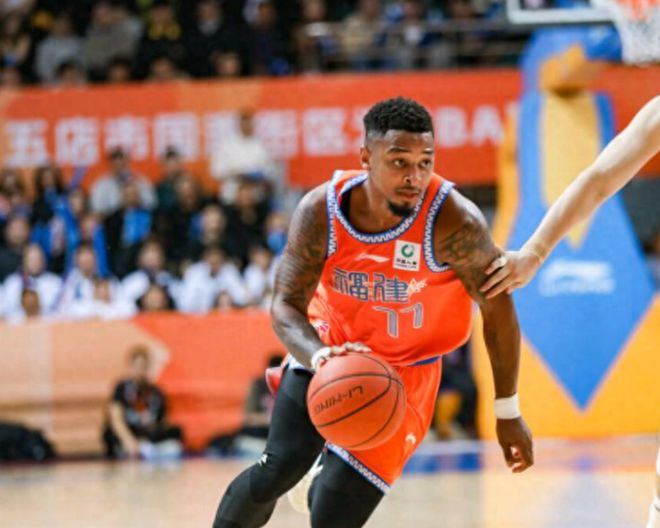 轰38分，带领鱼腩队击败CBA争冠球队！球迷：比麦考尔香多了