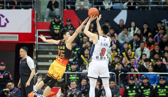 遭江苏耻辱爆冷，他却成粤迷最心疼对象，首发不到3分钟即遭雪藏